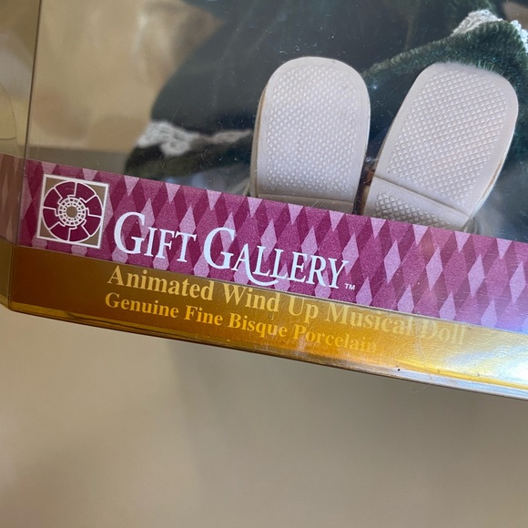 Gift Gallery Animated Wind-up Musical Doll.  Green eyes, blonde hair.  9” tall - Picture 5 of 5